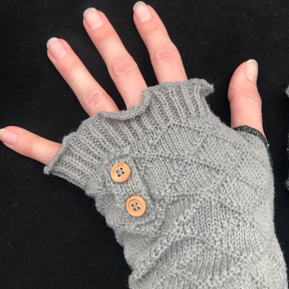 Cream White Cable Knit Gloves with Buttons Wrist Warmers Hand Cuffs - Picture 13 of 15